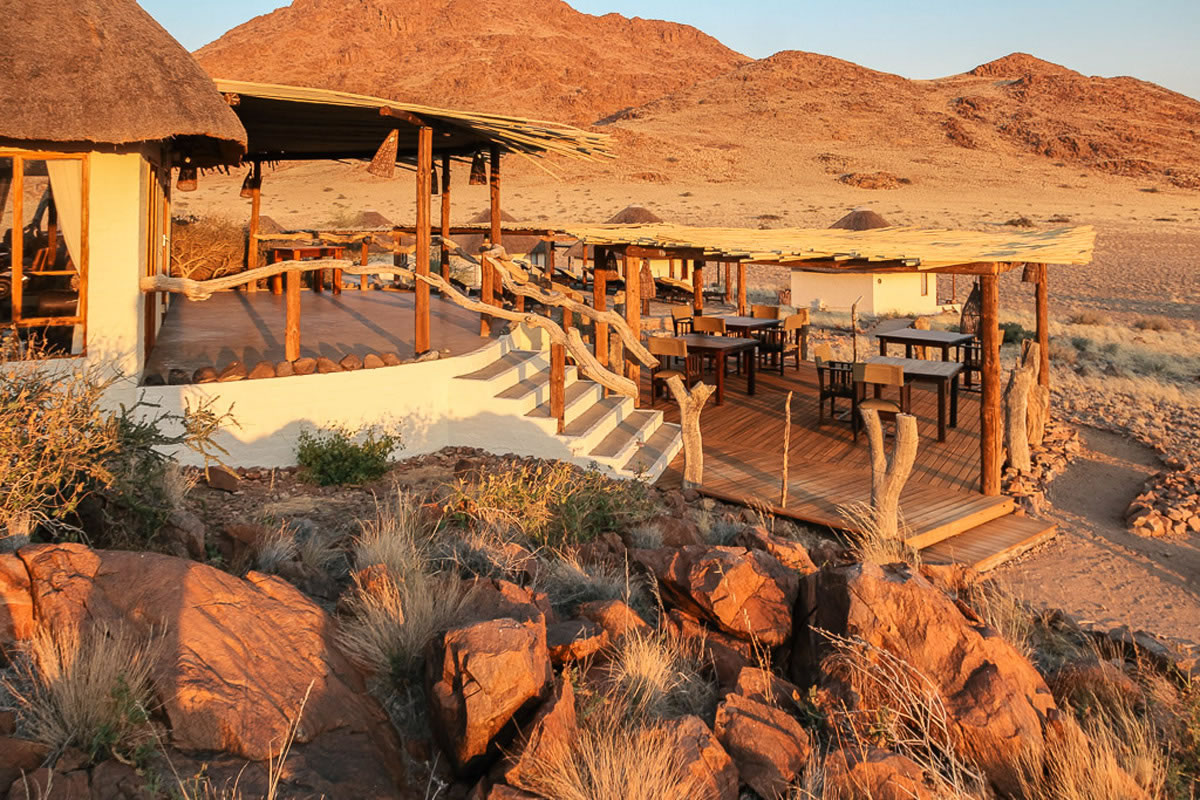 Намибия отдых. Sossusvlei Desert Lodge, Намибия. Лодж Desert Camp Sossusvlei. Namib Desert Lodge. Зона отдыха в саду Намибия.